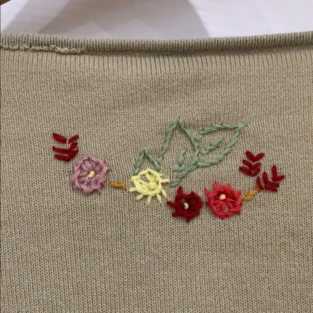 ONE GIRL WHO... Floral Sweater Size S - Picture 4 of 5